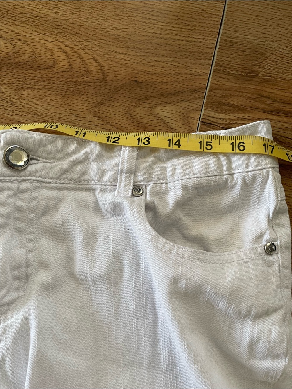 Women's White Cropped Stretch Jeans - Classic Comfort - Picture 3 of 5